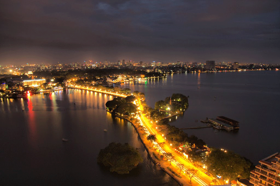 Le Lac de l'ouest (Hồ Tây): Ce lac, le plus grand de Hanoi, se trouve en face du lac Trúc Bạch. Le temple Quán Thánh est au bord du lac de l'ouest, il est beau, grand et solennel. Au cours de la visite du temple, on découvre une statue de 3,2 m de hauteur pesant 4 tonnes, c’est la statue en bronze noir la plus grande du Vietnam.