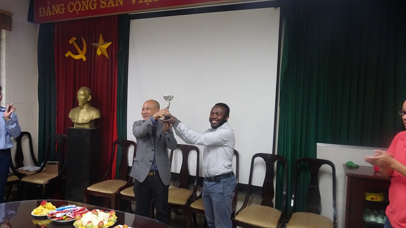 Remise du trophée du chef de l'IFI-FC au Directeur de l'IFI