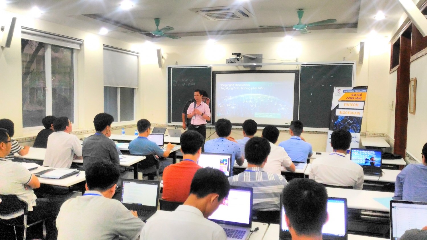 Ông Đỗ Vân Long, Giám đốc chiến lược của IBL chia sẻ cùng học viên