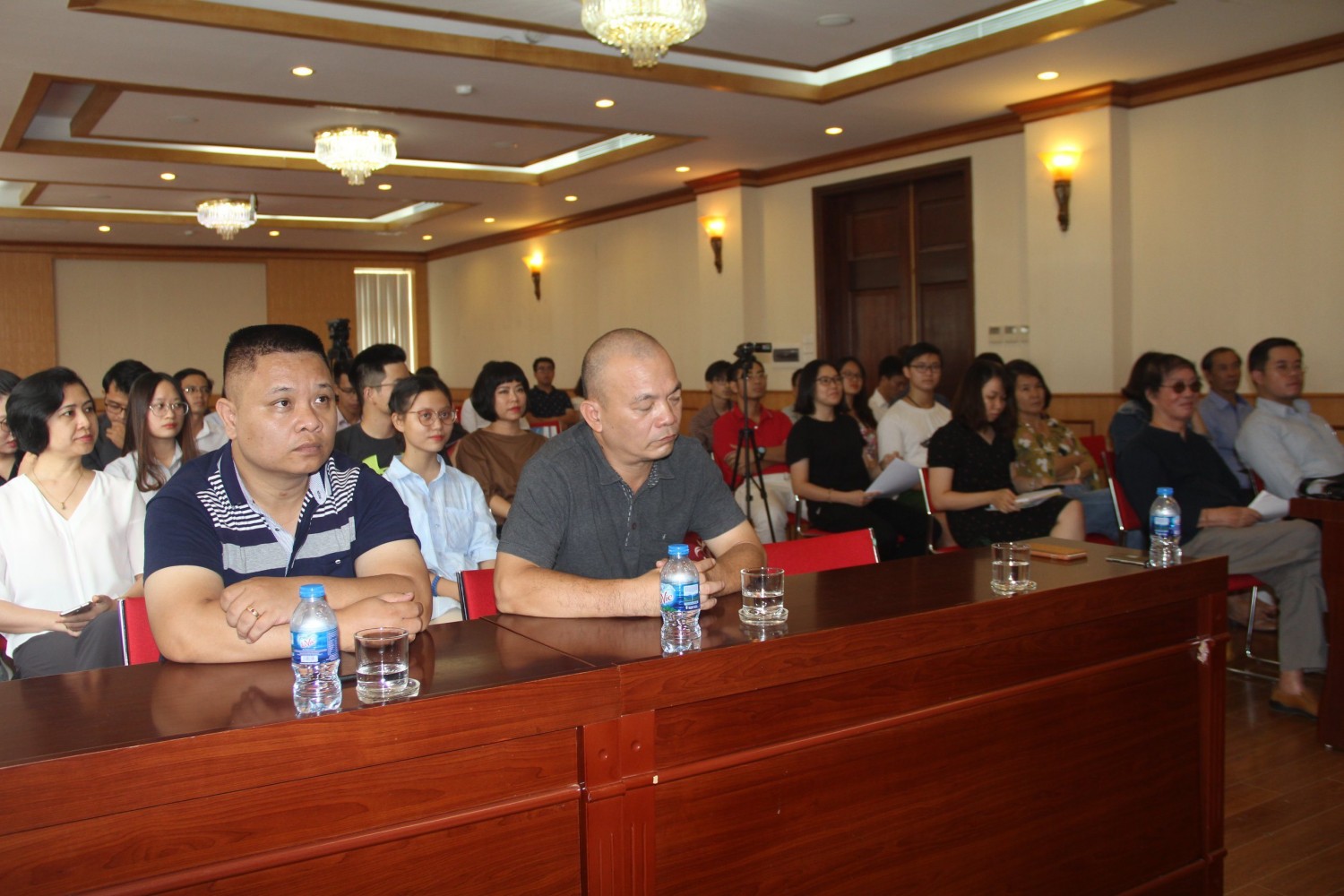 Hoạ sĩ Nguyễn Long Hưng (trái) và Nhạc sĩ Nguyễn Lê Tâm - thành viên ban giám khảo