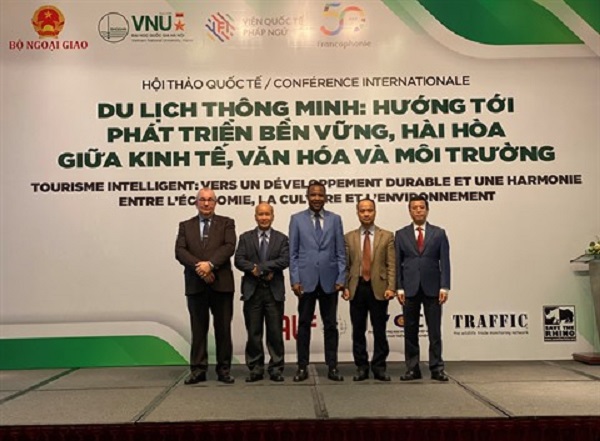 Chékou Oussouman (centre), représentant régional pour l’Asie et le Pacifique de l’OIF, pose une photo avec les participants à la conférence internationale 'tourisme intelligent : vers un développement durable, une harmonie entre l'économie, la culture et l'environnement', le 23 octobre à Hanoï. 