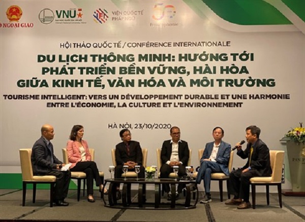 Les délégués participent à une séance de discussions dans le cadre de la conférence internationale 'Tourisme intelligent : vers un développement durable, une harmonie entre l'économie, la culture et l'environnement', le 23 octobre à Hanoï.