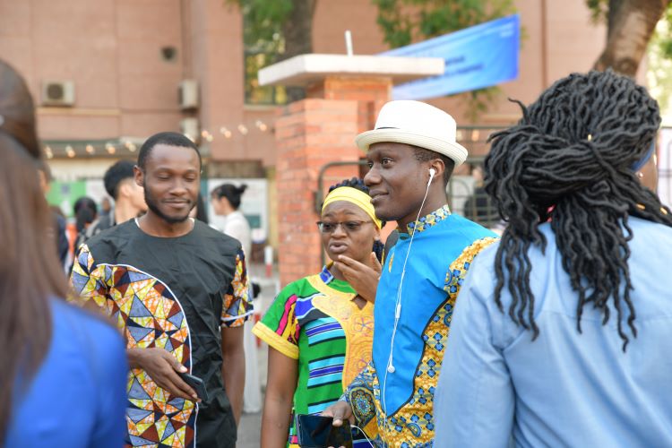 Các sinh viên quốc tế của IFI trước trại Châu Phi trong ngày lễ 'Những sắc màu văn hóa 2020'