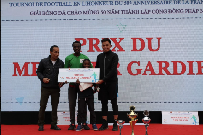 Kouanen Tankoua Joseph (quốc tịch Cameroun) – học viên chương trình thạc sĩ Hệ thống thông minh và đa phương tiện của IFI vinh dự nhận giải Thủ môn xuất sắc của Giải bóng đá Pháp ngữ 2020.