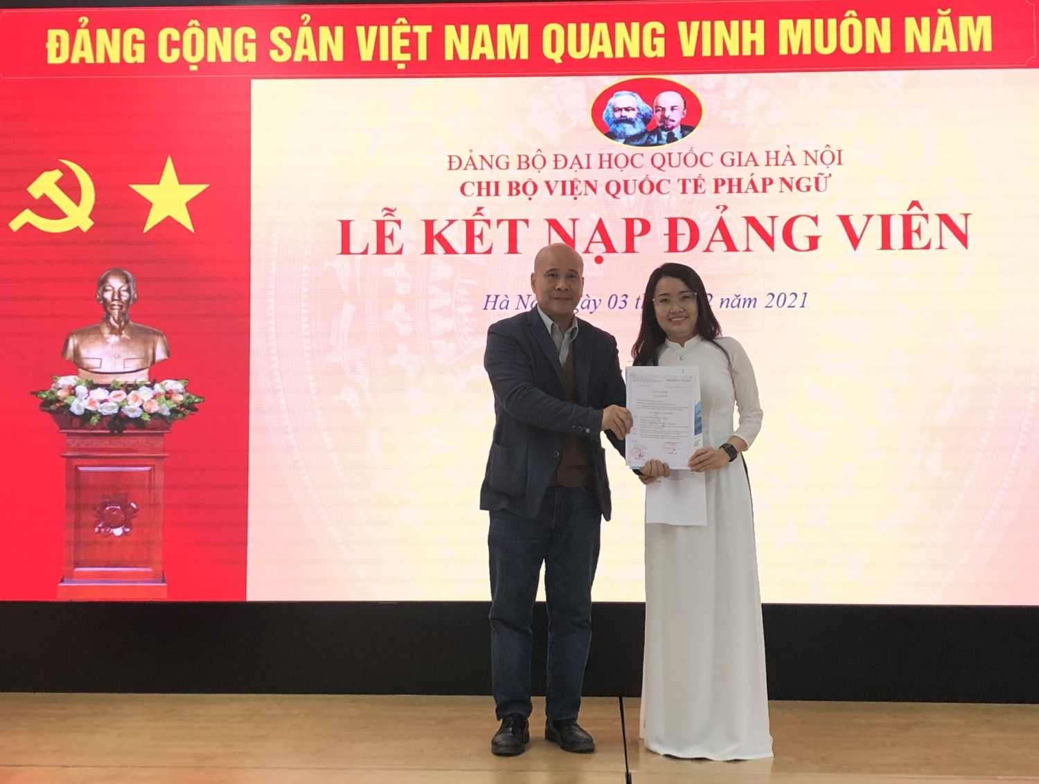 Đ/c Ngô Tự Lập - Bí Thư Chi bộ Viện trao quyết định kết nạp Đảng viên cho đ/c Nguyễn Thị Cẩm Linh