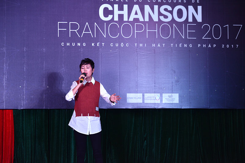 Cô gái có chất giọng đầy nội lực Nguyễn Thị Thu Hiền (TP.HCM) đã khiến đông đảo khán giả có mặt tại Hội trường phải lắc lư theo giai điệu nhịp nhàng của ca khúc 'Paroles paroles'