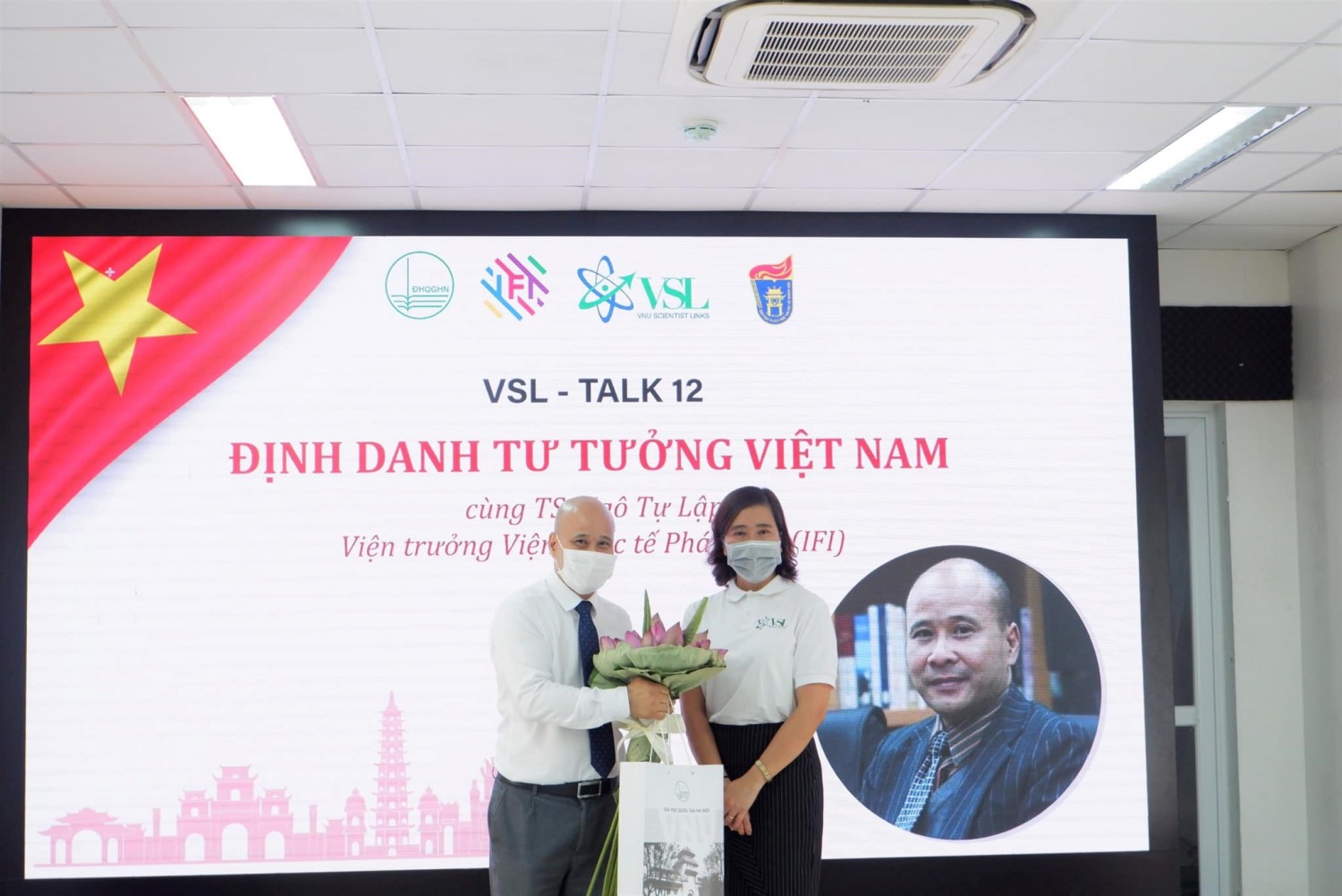 PGS.TS Trần Thị Thanh Tú - Trưởng ban Điều hành CLB Nhà Khoa học ĐHQGHN phát biểu và tặng hoa cảm ơn diễn giả