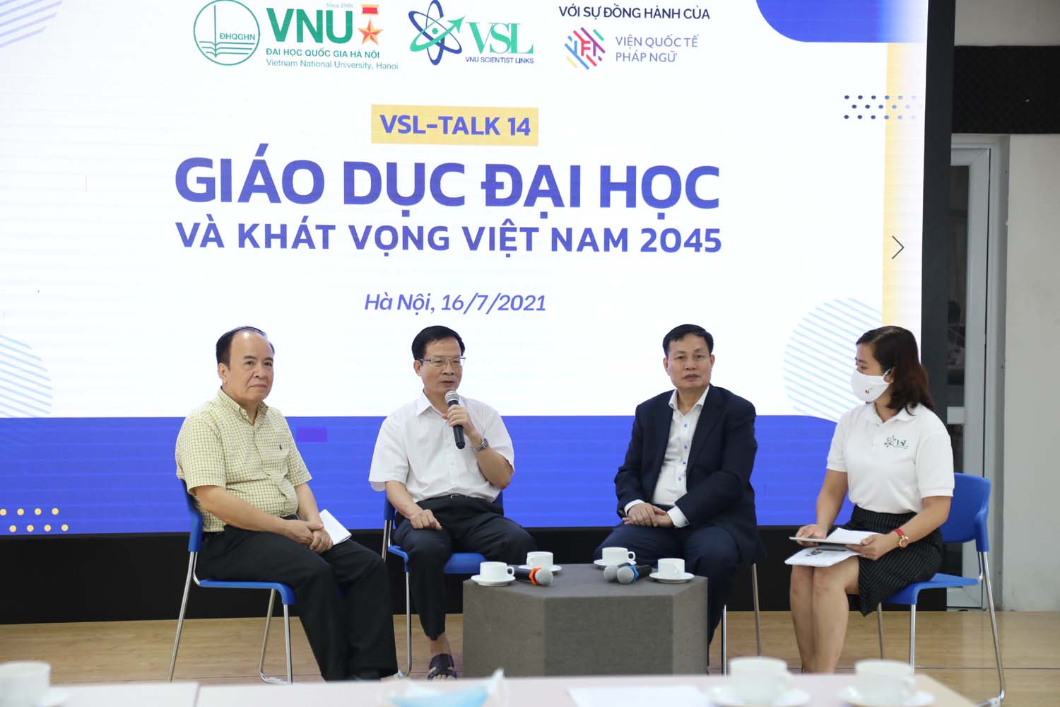 Các diễn giả đang trao đổi với các nhà khoa học, giảng viên, sinh viên. Từ trái qua phải: PGS.TS Nguyễn Ái Việt, TS. Lê Đình Tiến, GS.NGND Nguyễn Hữu Đức