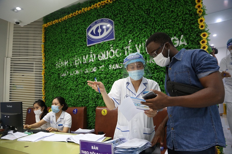 Từ ngày 11-13/9, sinh viên quốc tế tại ĐHQGHN được tiêm vaccine phòng COVID-19 tại Bệnh viện Mắt quốc tế Việt - Nga
