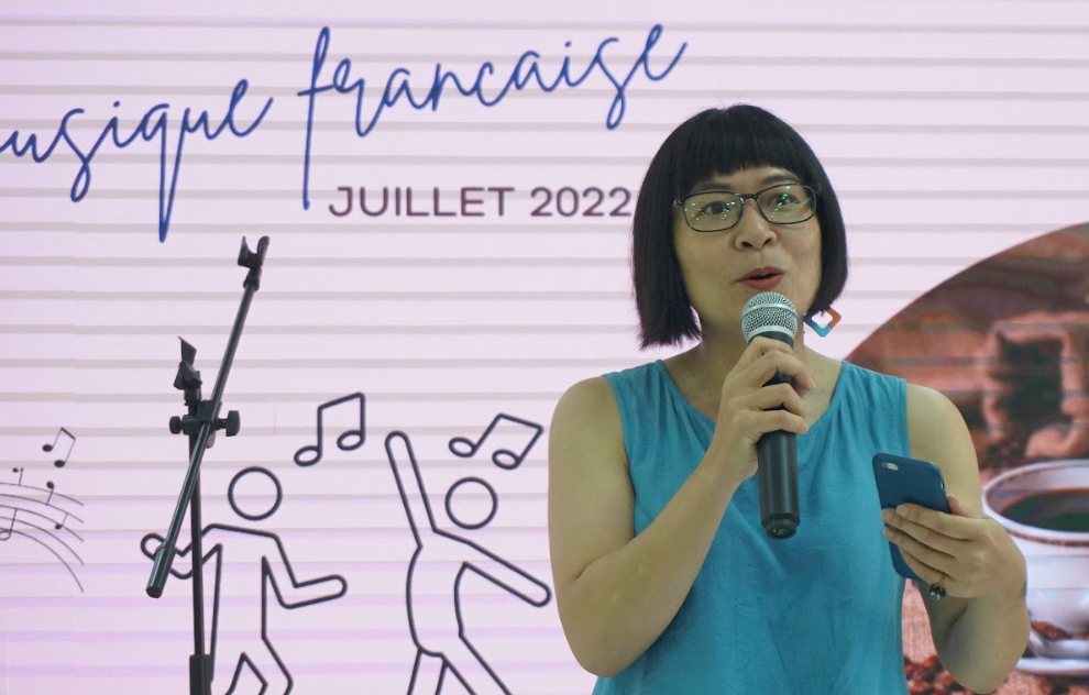 Poet Bui Thi Thu Hien (Myan) presents a bilingual French - Vietnamese poem