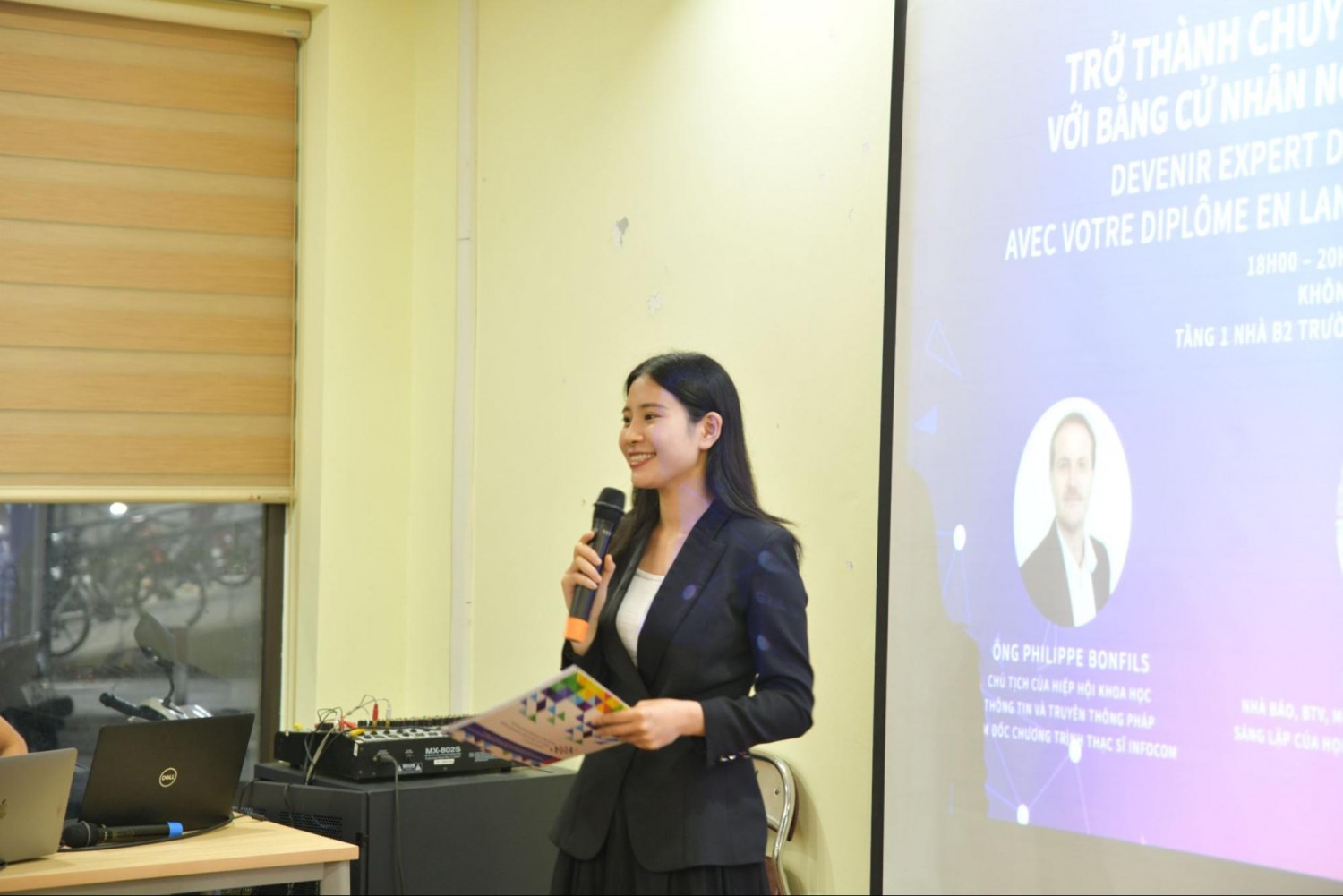 Chị Triệu Nguyễn Huyền Trang - Giảng viên môn Truyền thông quốc tế, Học viện Ngoại giao với vai trò MC và điều phối chương trình