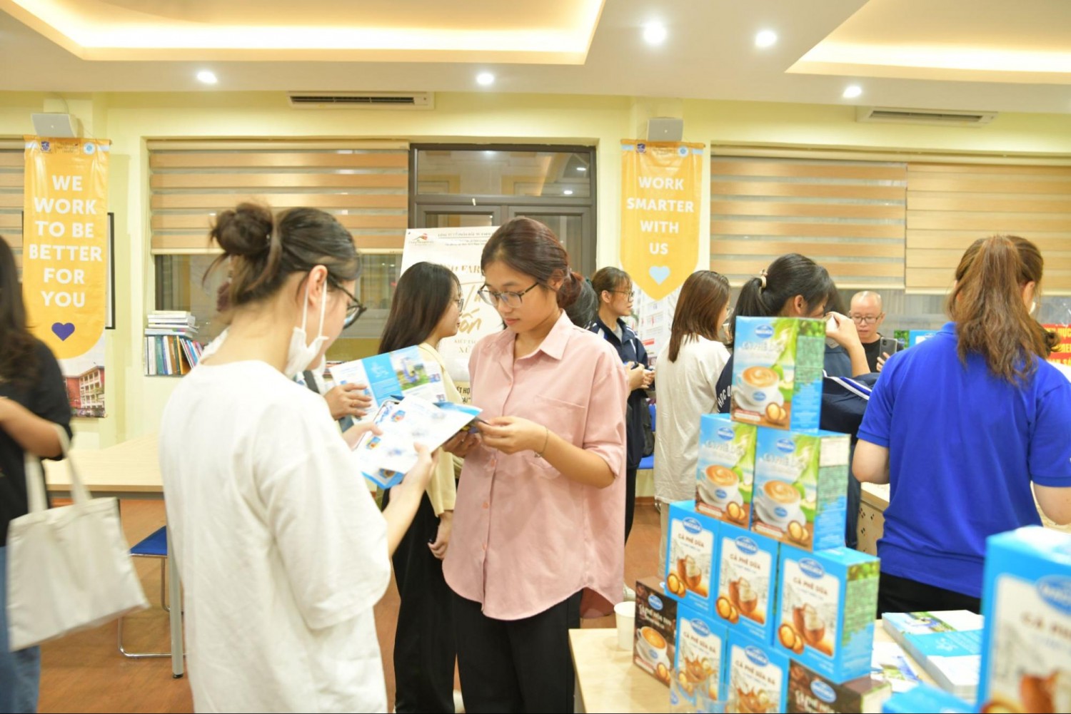 Sinh viên trải nghiệm cafe macca của nhà tài trợ Công ty Cổ phần đầu tư Farm HomesTay*Maccaca Việt Nam