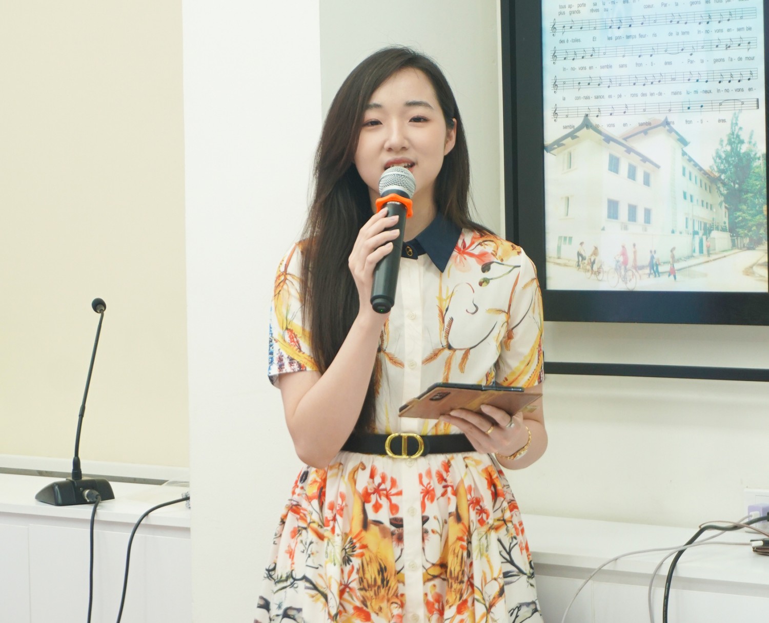 MC chương trình, chị Thuỳ Dương, học viên Khóa 3, chương trình Thạc sĩ Fintech tại IFI